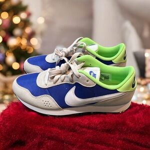 NEW Girls NIKE MD Valiant (GS) Shoes 6.5 (youth)